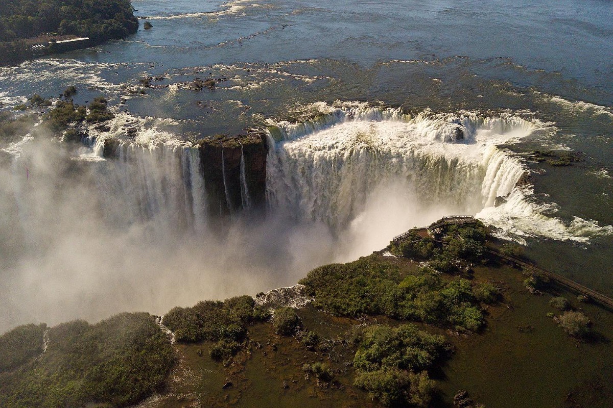 Al norte de la provincia de Misiones, en el límite con Brasil, se encuentran las majestuosas Cataratas del Iguazú.
