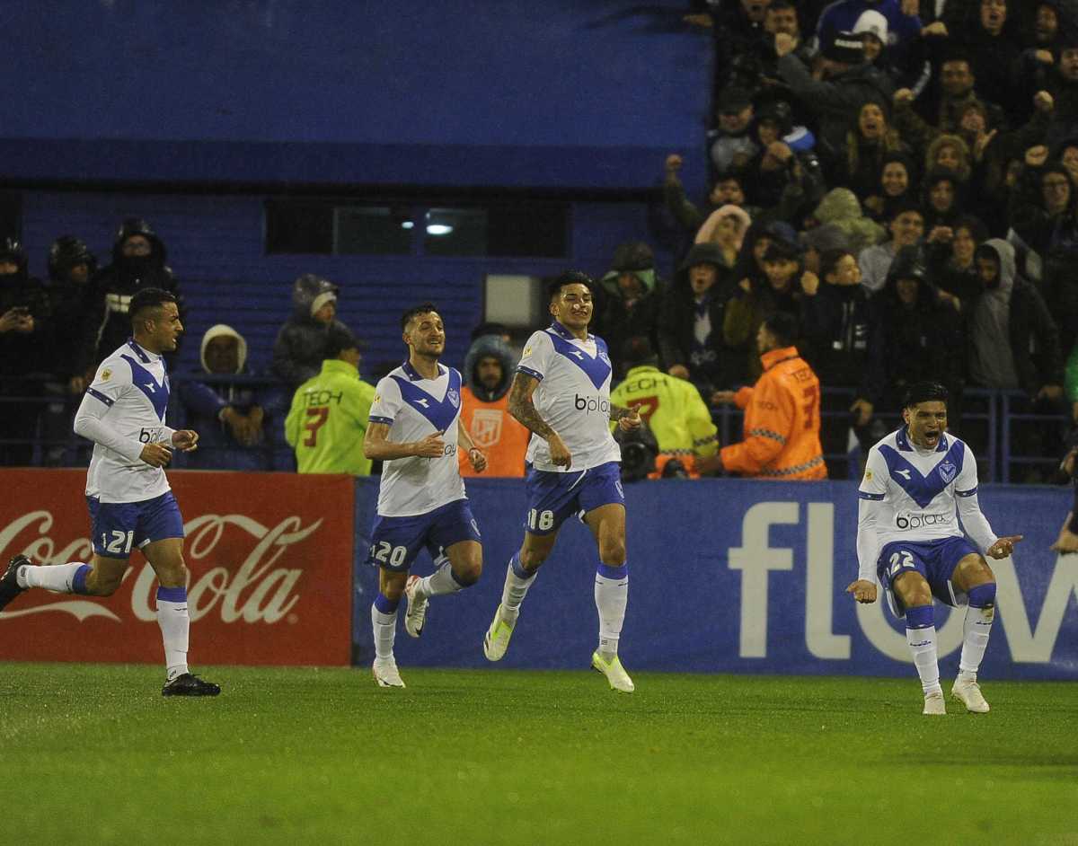 Claudio Aquino abrió el marcador para Vélez en Liniers.