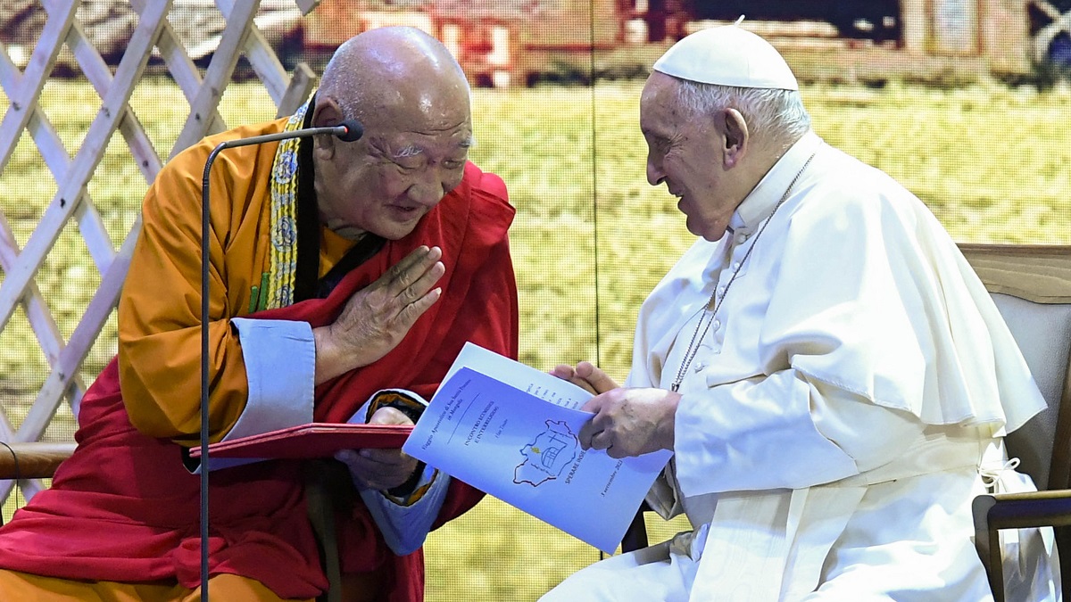 El Papa Francisco durante el encuentro interreligioso en Mongolia, enfatizando la importancia del diálogo interreligioso. Foto Télam.