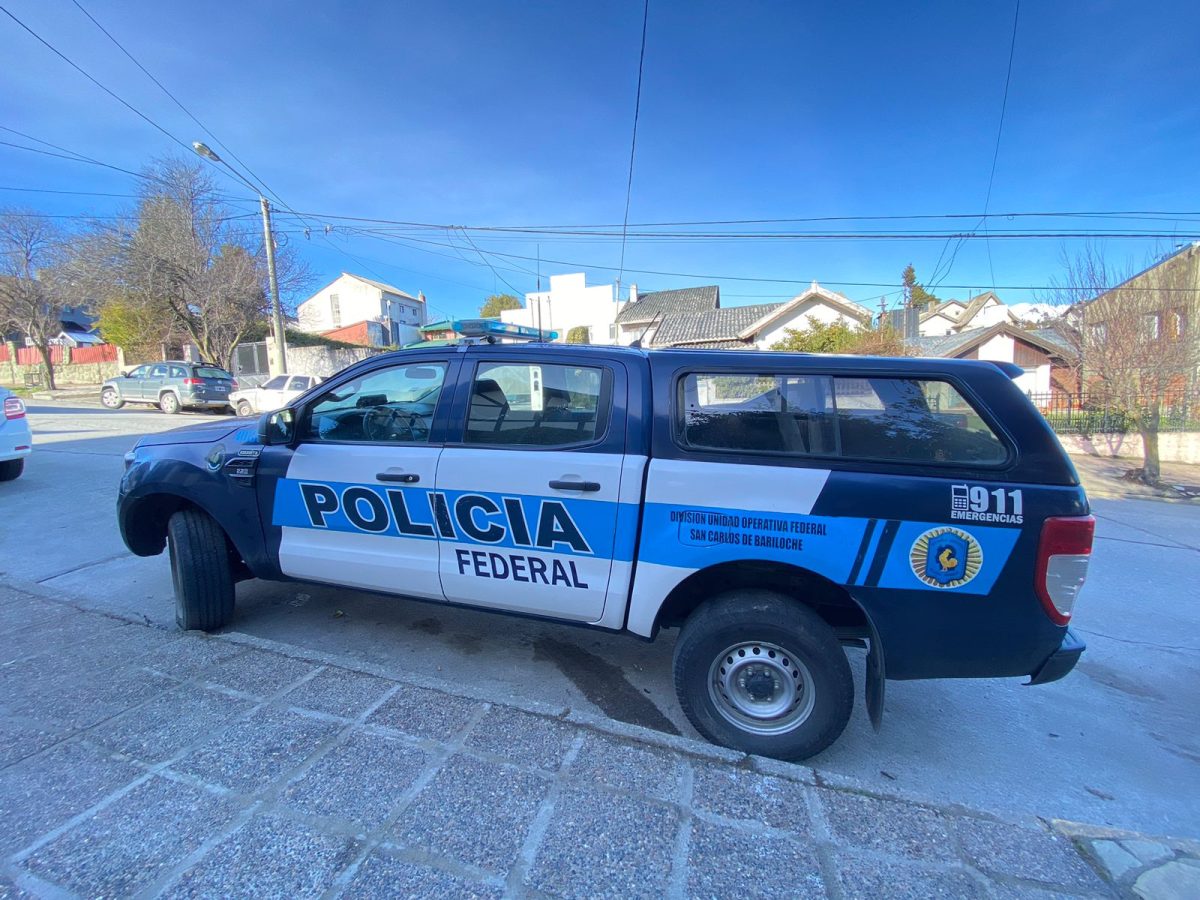 Personal de la Brigada de Investigaciones de la Policía Federal que cumple funciones en Bariloche hizo el allanamiento. (foto gentileza)