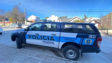 Personal de la Brigada de Investigaciones de la Policía Federal que cumple funciones en Bariloche hizo el allanamiento. (foto gentileza)