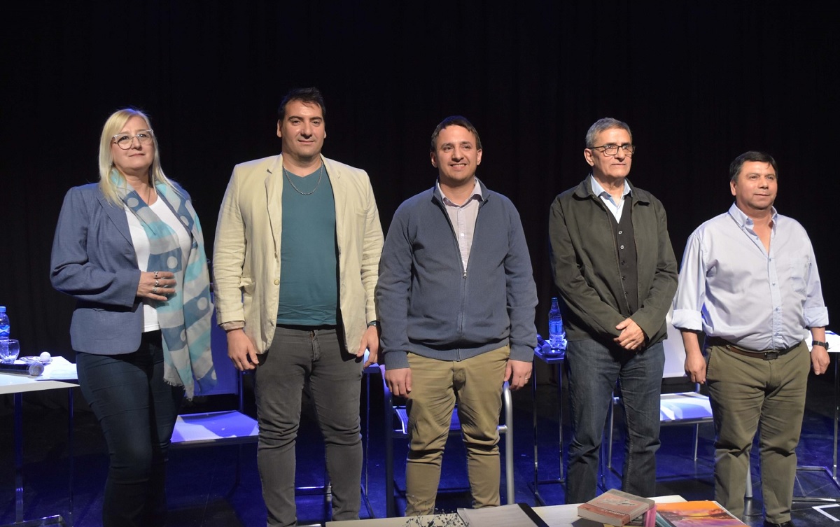 De izquierda a derecha, los candidatos: Laura Bustos, Martín Anduelo, Duilio Minieri, Daniel Rodríguez y Jose Luis Cheuquepan. 