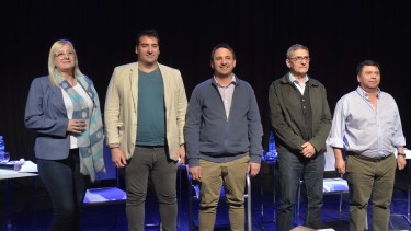 De izquierda a derecha, los candidatos: Laura Bustos, Martín Anduelo, Duilio Minieri, Daniel Rodríguez y Jose Luis Cheuquepan. 