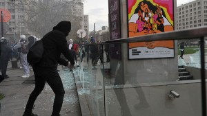 50 años del golpe en Chile: la marcha comenzó con incidentes entre manifestantes y carabineros