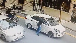 Video: delincuentes le robaron US$ 8.000 mientras esperaba el semáforo en Recoleta