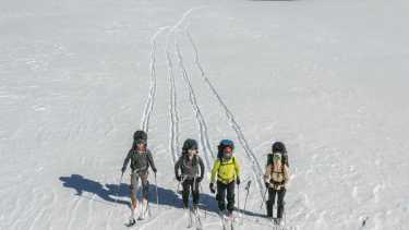 Cuatro amigos, una travesía, 120 km por 14 montañas nevadas y el paraíso