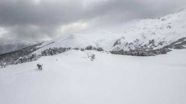 Recorrieron aproximadamente 120 km de valles, bosques y montañas, siguiendo una línea, paralela a la ruta de siete lagos.
Fotos y videos: @mpp_aventuras_andinas