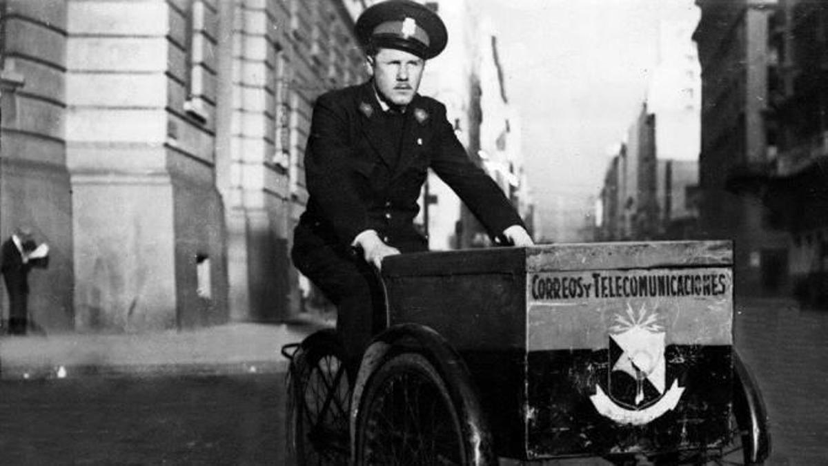 Cartero entregando correspondencia en bicicleta, una imagen icónica de este oficio. Foto Archivo.
