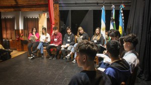 Estudiantes de nueve escuelas se probaron el traje de concejal en Bariloche