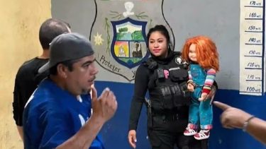Insólito: la policía de México detuvo a un muñeco Chucky por supuestos robos.