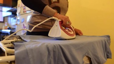 Las empleadas domésticas pueden acceder a beneficios si son registradas ante AFIP.-