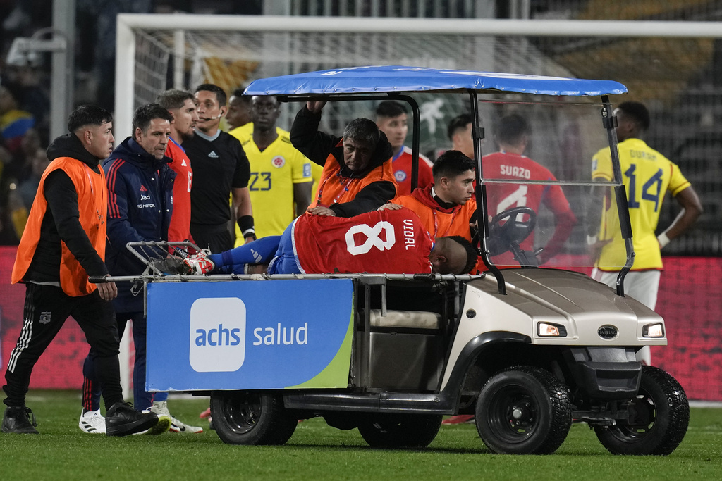 Arturo Vidal dejó el campo de juego con asistencia y se retiró del estadio en ambulancia. (AP Photo/Esteban Felix)