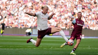 Haaland marcó el tercer gol con una asistencia de la Araña. (AP Photo/Kin Cheung)