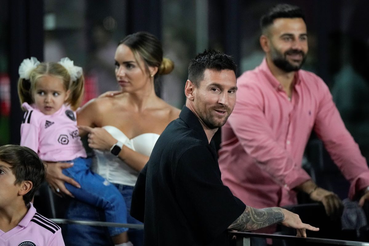 Lionel Messi no fue convocado, pero igual dijo presente en el estadio para ver la final. (AP)
