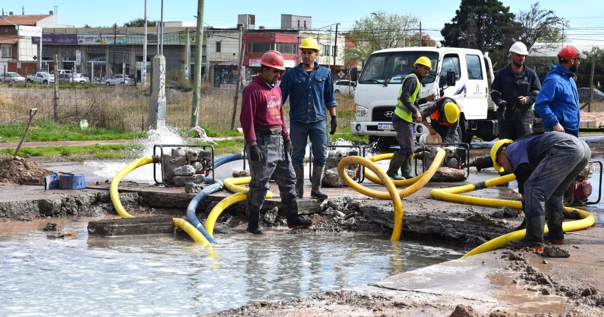 Vuelve el agua en los barrios de Neuquén afectados por la rotura de un ...