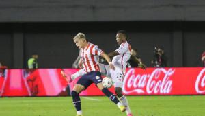 Advíncula regresará a Boca tras el insólito debut con Perú en las Eliminatorias