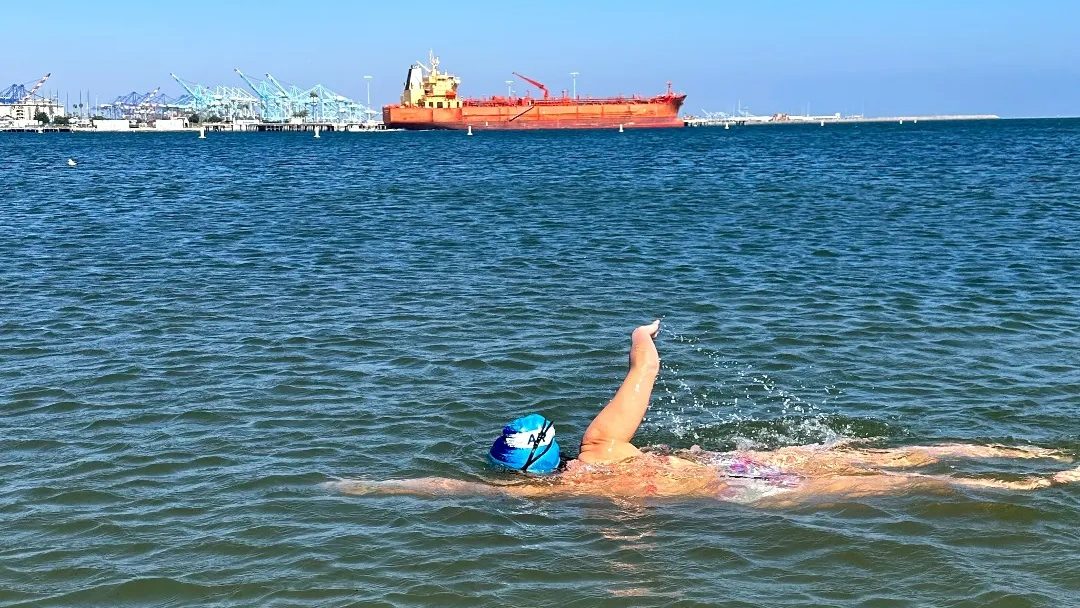 La nadadora de Viedma va por la Triple Corona.