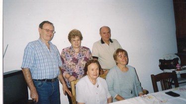 Amalia Lombera, su mamá y hermanos.