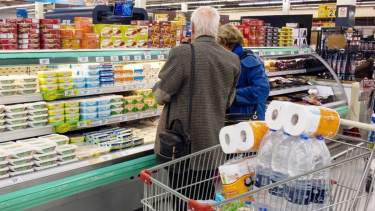 Anses: cómo ahorrar hasta 18 mil pesos por mes con la devolución del IVA anunciada por Sergio Massa. 