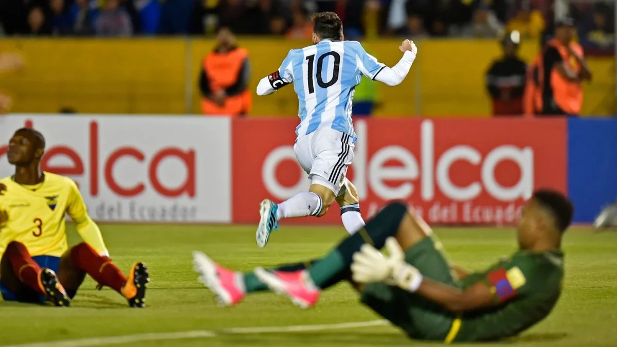 La noche mágica de Messi en Quito. Anotó por triplicado y llevó a Argentina al Mundial de Rusia. 