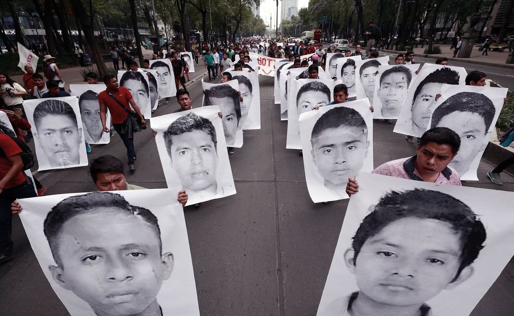 Un informe oficial establece tres hipótesis sobre la desaparición de los 43 estudiantes en México thumbnail