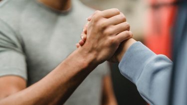 Todos buscamos la felicidad: la clave, tal vez, sea ayudar a otros