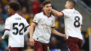 Julián Álvarez marcó un golazo de tiro libre pero no alcanzó para vencer al Wolverhampton