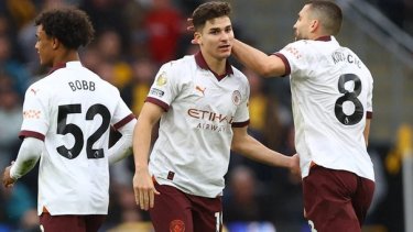 Julián Álvarez marcó un golazo de tiro libre pero no alcanzó para vencer al Wolverhampton