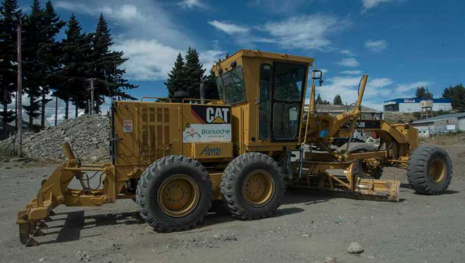 Entre 2019 y 2023 se reiteraron las contrataciones directas del Municipio de Bariloche para el alquiler de maquinaria vial. Archivo