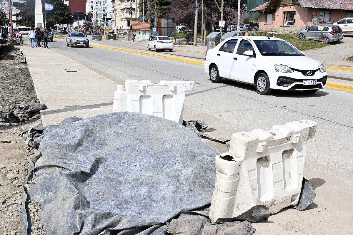 La obra de la avenida Bustillo presenta vallas, materiales y falta de terminaciones en los escasos 1.000 metros que avanzó.  Foto: Chino Leiva