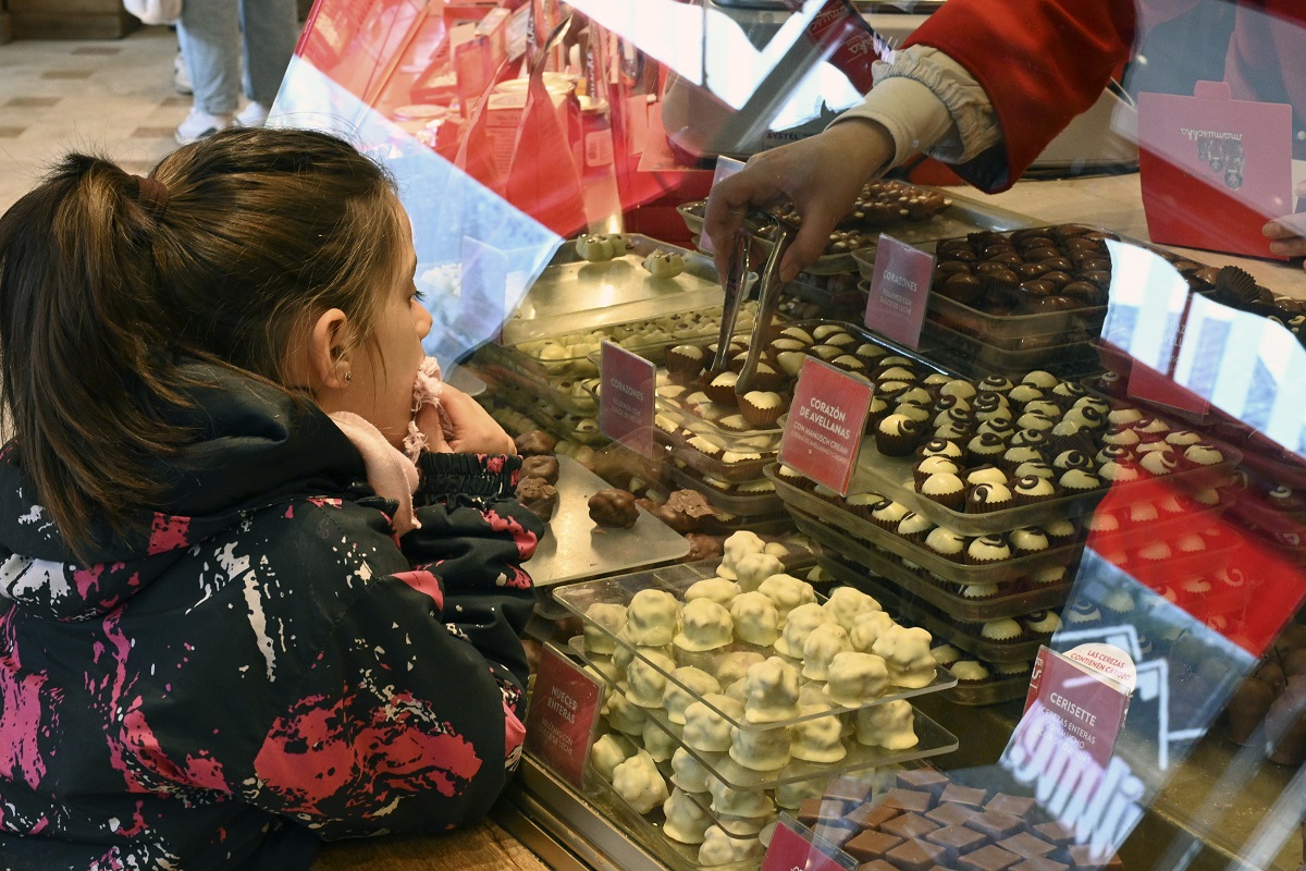 Los turistas invaden cada día las chocolaterías de la calle Mitre para llevar el producto artesanal. Foto: Chino Leiva