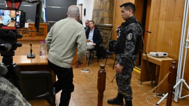 Mauricio Buchaillot le deslizó la Biblia por el piso al fiscal Jefe.  Foto: Chino Leiva