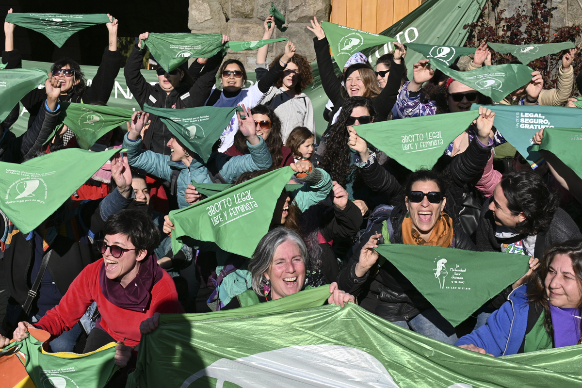 El "pañuelazo" se hizo esta tarde de jueves en el Centro Cívico de Bariloche. (foto Alfredo Leiva)