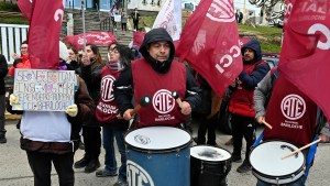 ATE reclama frente al hospital de Bariloche por el bono de 60.000 pesos