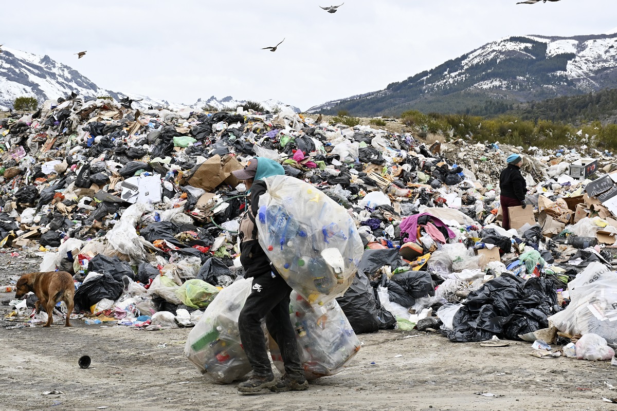 Los recicladores de la ARB trabajan cada día en la planta de clasificación en el basural de Bariloche, con turnos de 5 horas. Foto: Chino Leiva