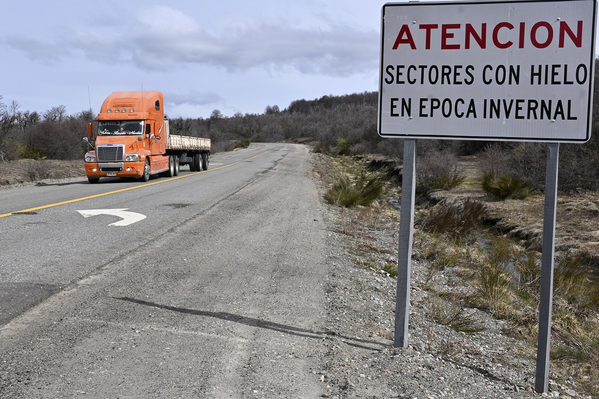 Los camiones generan controversia en Villa La Angostura por su circulación dentro de la ciudad y en Bariloche y El Bolsón por el deterioro de la Ruta 40. Foto: Chino Leiva