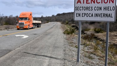 Los camiones generan controversia en Villa La Angostura por su circulación dentro de la ciudad y en Bariloche y El Bolsón por el deterioro de la Ruta 40. Foto: Chino Leiva