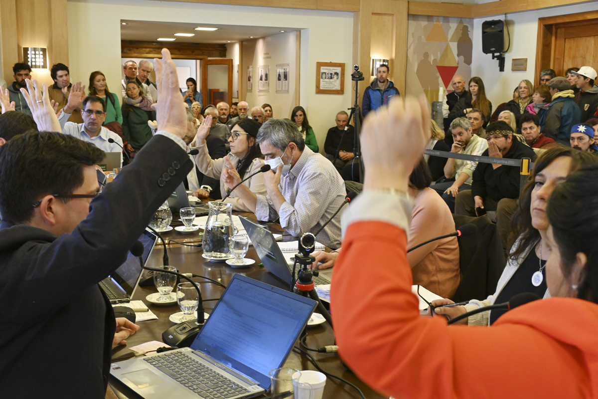 Los concejales por mayoría aprobaron hoy en segunda vuelta la prórroga de la concesión del cerro Campanario, en Bariloche. Foto: Chino Leiva