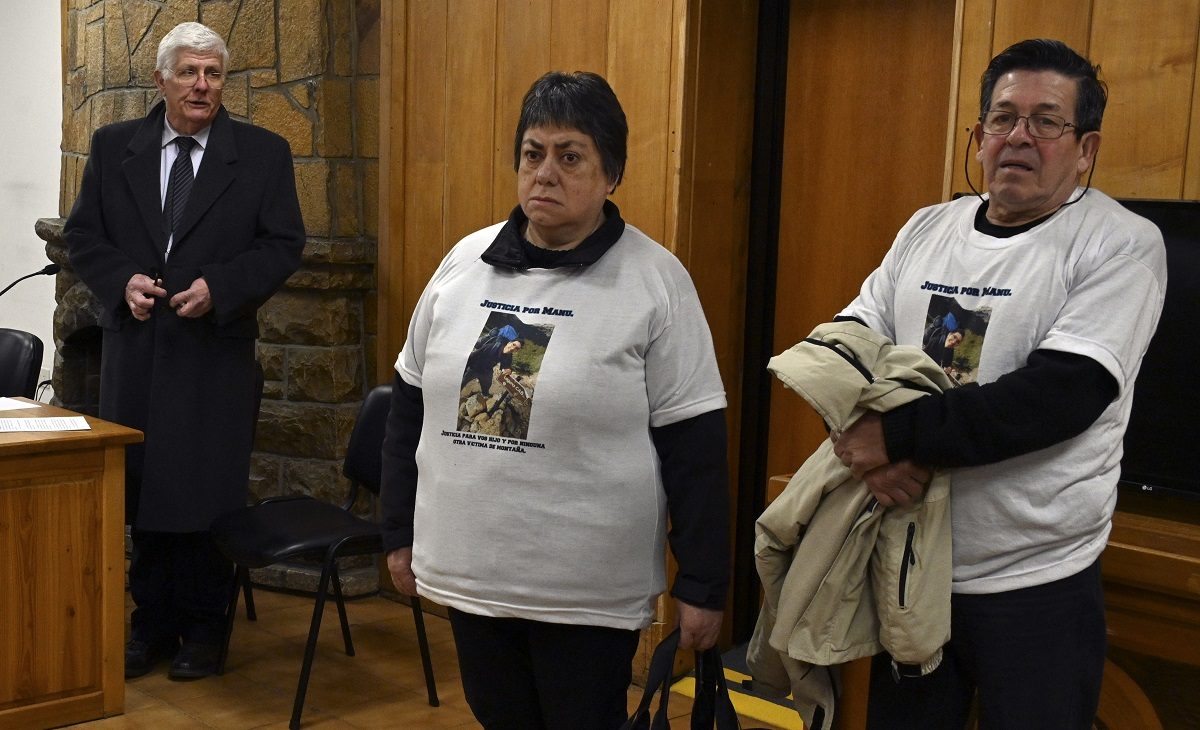 Los padres de Manuel Benitez, el joven muerto camino al Refugio Frey, asistieron a la audiencia y se enteraron en el lugar de la suspensión. Foto: Chino Leiva