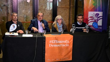 El intendente Gustavo Gennuso ayer participó de un acto en la obra del teatro público y se refirió al presupuesto presentado por exigencia normativa. Foto: Chino Leiva