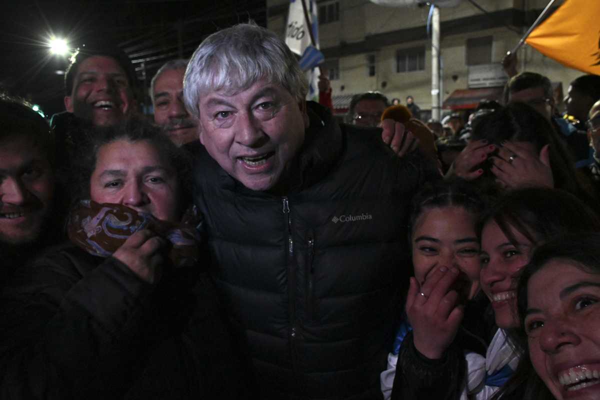 Walter Cortés celebró con la militancia en Bariloche, en una reñida elección. Foto: Chino Leiva