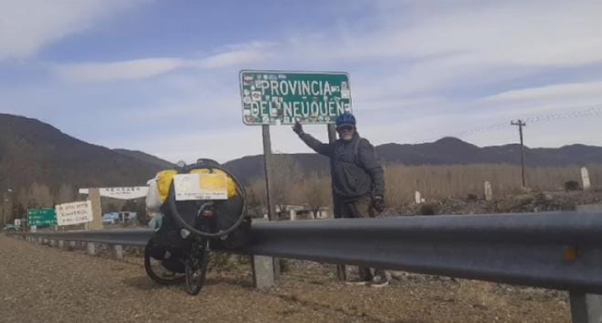 Un jubilado de 67 años recorre la Ruta 40 en bicicleta hace más de dos meses y llegó a la Patagonia 