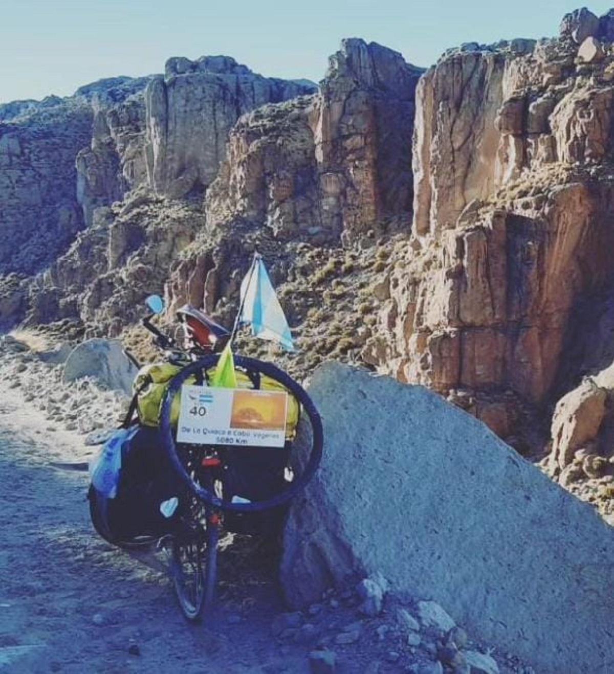 Un jubilado de 67 años recorre la Ruta 40 en bicicleta hace más de dos meses y llegó a la Patagonia 