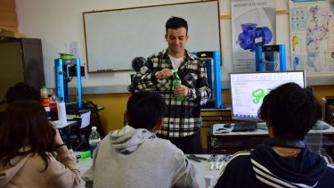 Bruno Guillén es de Bariloche y fue seleccionado entre los 50 docentes más destacados del mundo y va por el premio mayor. Foto: Gentileza 