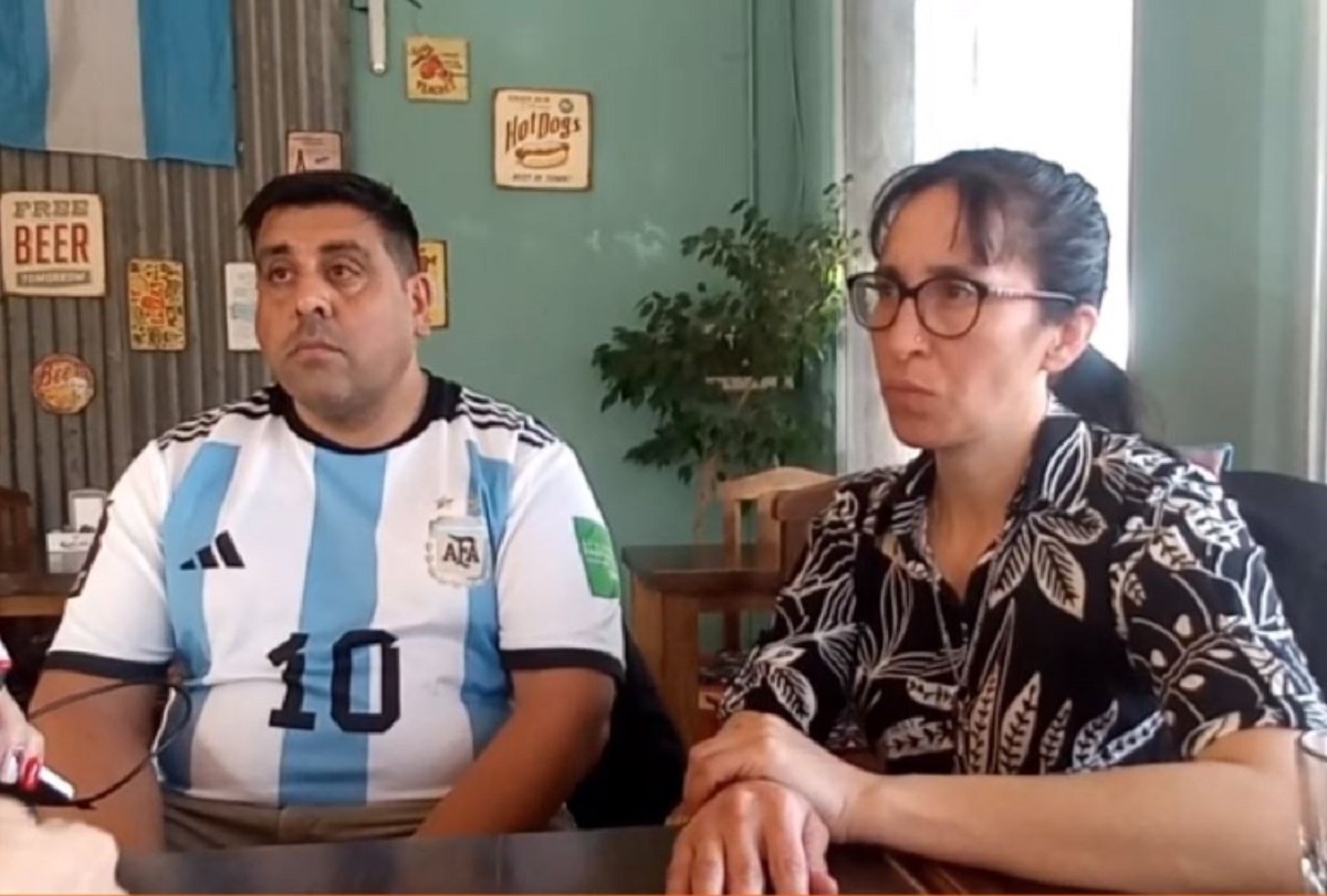 Juan José Córdoba y Natalia Uribe, padres del soldado Pablo Córdoba muerto en Zapala el 1 de junio del 2023. (Captura de video)