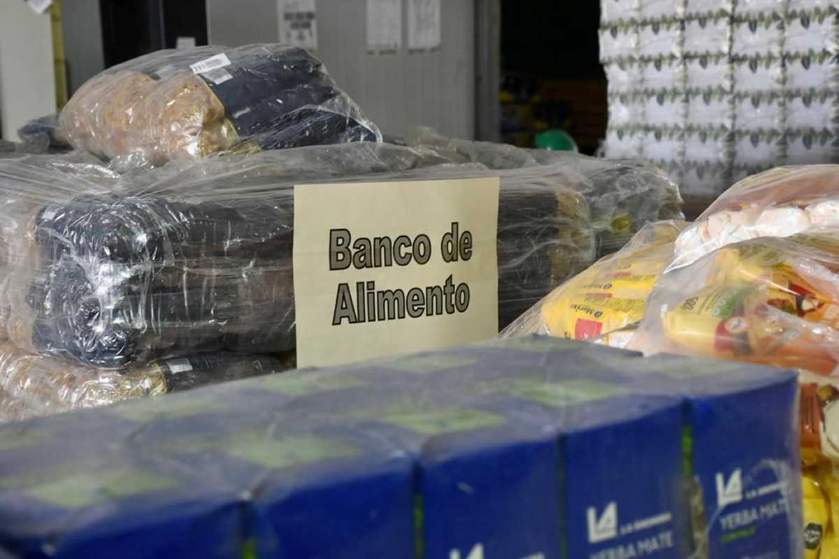 Rescate. En su centro logístico, el Banco Patagónico de Alimentos recibe y clasifica las donaciones para su entrega a comedores. Foto: Matías Subat.