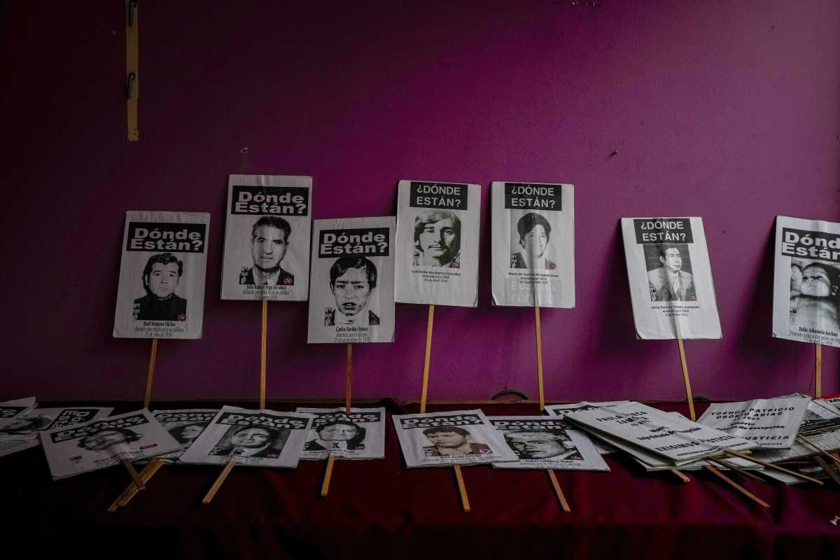Retratos de personas que fueron detenidas y desaparecidas durante la dictadura del general Augusto Pinochet (1973-1990) están alineados en la oficina del Grupo de Familiares de Detenidos Desaparecidos en Santiago, Chile, el viernes 18 de agosto de 2023. El 30 de agosto, el Día Internacional de las Víctimas de Desapariciones Forzadas, el gobierno chileno anunció un programa dedicado a la búsqueda de los desaparecidos. (AP Foto/Esteban Félix)