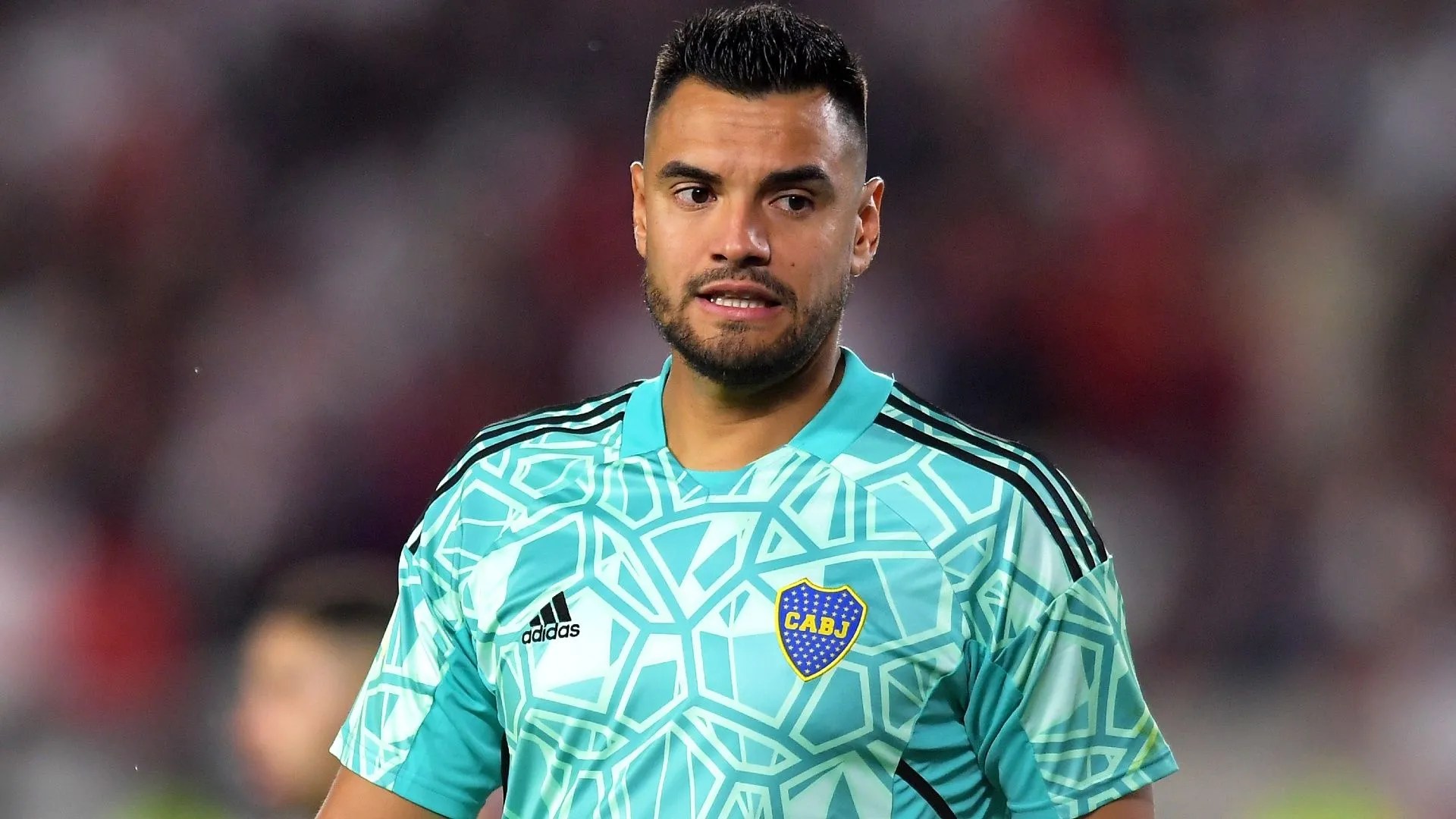 Sergio Romero se hizo estudios por una molestia en el talón y está en duda su presencia ante Racing. Archivo.