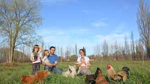 Cipolletti agroproductivo: Estefanía y Bruno, las caras de la nueva ruralidad