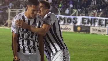 Palacio - Cabral, la dupla goleadora de Cipolletti en el Federal A. (Foto: Juan Thomes)